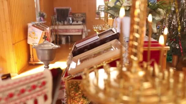 Вид Багато Ортодоксальних Церковних Світильників Які Палять Храмі Свята Біблія — стокове відео