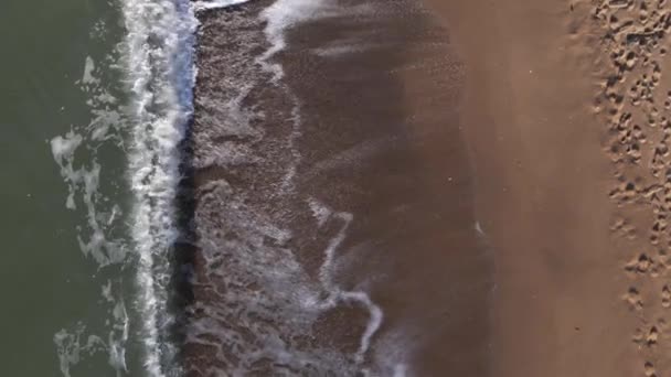 Vista Aérea Playa Arena Mar Con Olas Vista Superior Increíble — Vídeo de stock