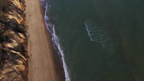 有海浪的沙滩和大海的空中景观 迷人的自然背景 海滩和清澈的水 无人驾驶飞机 — 图库视频影像