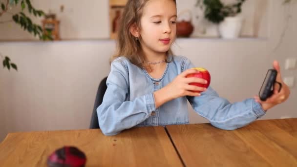 Piękna Młoda Dziewczyna Nagrywa Swój Blog Zdrowej Żywności Domu Dziewczynka — Wideo stockowe