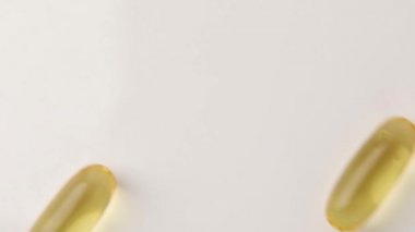 Düşen balık yağı kapsülleri Omega 3 beyaz arka planda izole edildi