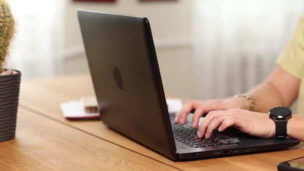 男人用手在笔记本电脑上打字 在家里或办公室的电脑上工作 商人企业家 坐在写字台前 — 图库视频影像