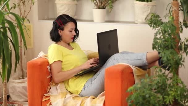 Жінка Жінка Використовує Введення Клавіатурі Ноутбука Працює Пише Електронні Листи — стокове відео