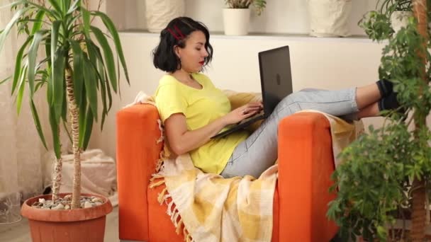 Жінка Жінка Спілкується Онлайн Соціальній Мережі Використовуючи Введення Клавіатурі Ноутбука — стокове відео