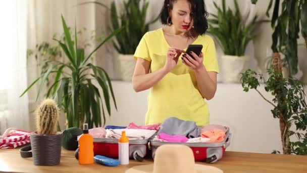 Voyage Femme Valise Emballage Vérifier Les Choses Sur Smartphone Préparer — Video