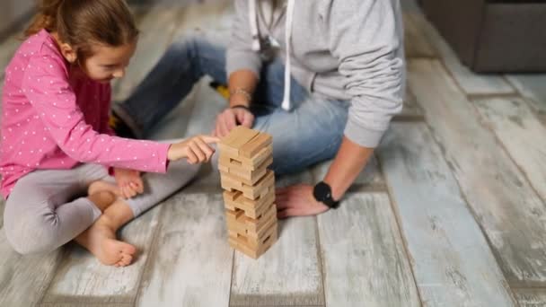 Glücklich Schöner Vater Und Glückliche Tochter Spielen Spiel Mit Hölzernen — Stockvideo