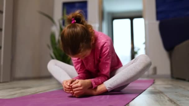 Liten Flicka Som Gör Stretching Övningar Utövar Yoga Fitnessmatta Hemma — Stockvideo