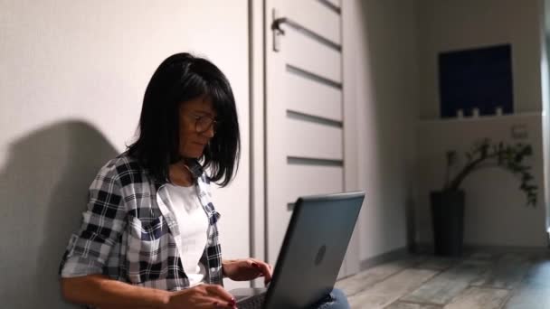 Maturo Femmina Digitando Sul Computer Lavoro Distanza Freelancer Donna Anziana — Video Stock