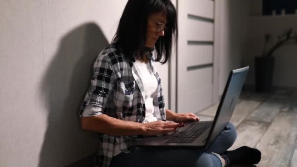 Mulher Madura Usando Procurar Laptop Compras Line Encomendar Entrega Chão — Vídeo de Stock