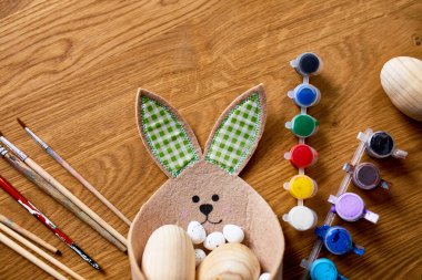 Fırça, boya ve ahşap arka planda dekoratif elementlerle dolu yumurta paketleri. Uzayı kopyala, Mutlu Paskalyalar, DIY, düz yat.