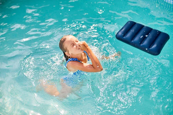 Szczęśliwa Dziewczynka Bawiąca Się Basenie Nurkuje Pływa Letnie Wakacje Domu — Zdjęcie stockowe