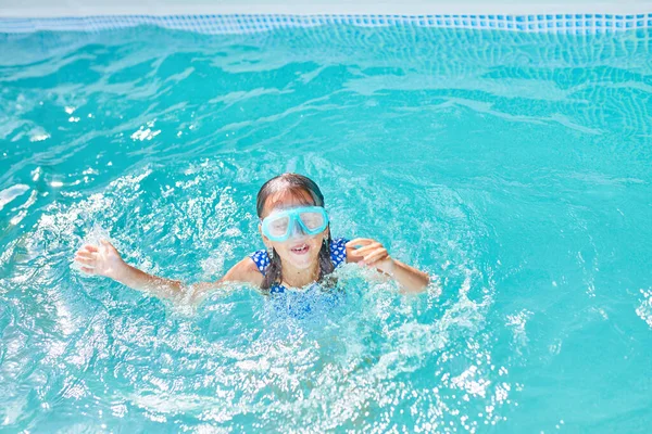 Κοριτσάκι Γυαλιά Που Διασκεδάζει Καταδύεται Και Κολυμπάει Στην Πισίνα Καλοκαιρινές — Φωτογραφία Αρχείου
