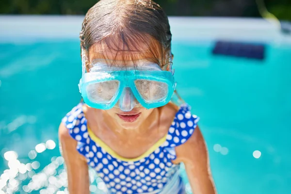 Ευτυχισμένο Κοριτσάκι Γυαλιά Που Διασκεδάζει Καταδύεται Και Κολυμπάει Στην Πισίνα — Φωτογραφία Αρχείου