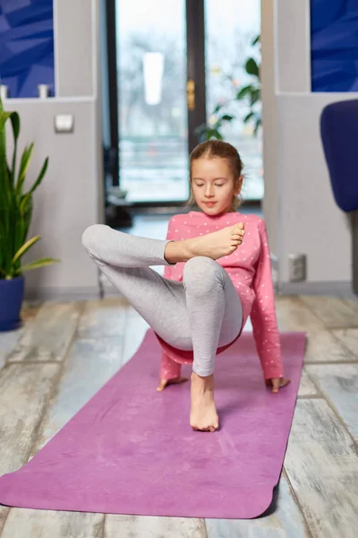 Liten Flicka Som Gör Stretching Övningar Utövar Yoga Fitnessmatta Hemma — Stockfoto