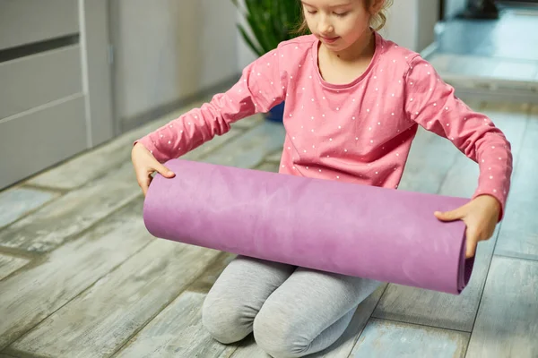 Niño Niña Enrollando Esterilla Pilates Yoga Suelo Después Ejercicios Estiramiento — Foto de Stock