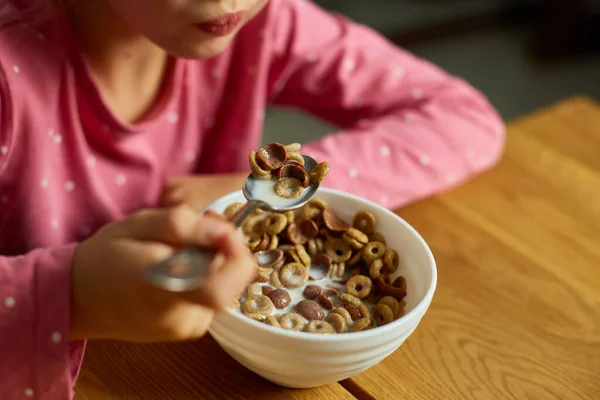 Fermer Mignonne Petite Fille Profiter Manger Des Céréales Avec Lait — Photo