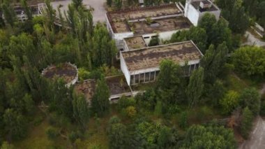 Çernobil Ukrayna 'nın yüksek radyoaktivite bölgesi, terk edilmiş hayalet şehir Pripyat' ın kalıntıları, binaların kalıntıları..