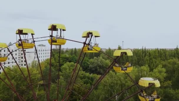 ゴーストタウンPripyatウクライナの遊園地で古い放棄された観覧車の空中ビュー チェルノブイリ原子力発電所疎外地域 — ストック動画