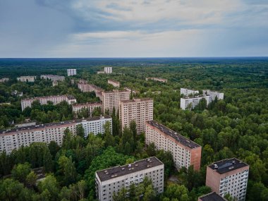Çernobil Ukrayna 'nın yüksek radyoaktivite bölgesi, terk edilmiş hayalet şehir Pripyat' ın kalıntıları, binaların kalıntıları..
