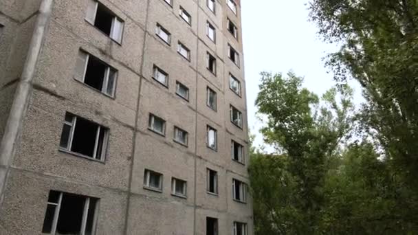 Verlaten ruïnes huis gebouwen in spookstad Pripyat, Tsjernobyl Oekraïne — Stockvideo