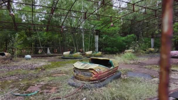 Vagões abandonados no parque de diversões na cidade fantasma de Pripyat — Vídeo de Stock