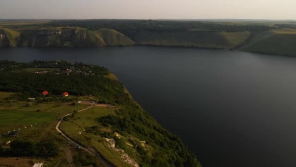 Vista aérea desde el avión no tripulado volador de la bahía de Bakota en el río Dnister, Ucrania — Vídeos de Stock