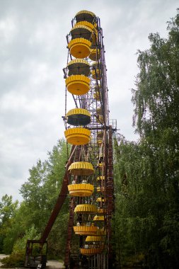 Pripyat Ukrayna 'nın hayalet kasabasındaki eğlence parkında terk edilmiş eski dönme dolap. Çernobil nükleer santral yabancılaşma bölgesi