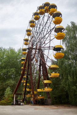 Pripyat Ukrayna 'nın hayalet kasabasındaki eğlence parkında terk edilmiş eski dönme dolap. Çernobil nükleer santral yabancılaşma bölgesi