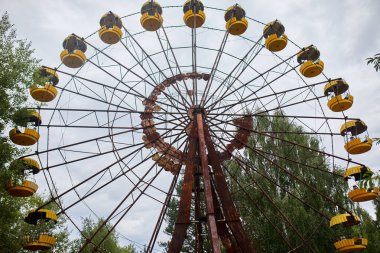 Pripyat Ukrayna 'nın hayalet kasabasındaki eğlence parkında terk edilmiş eski dönme dolap. Çernobil nükleer santral yabancılaşma bölgesi