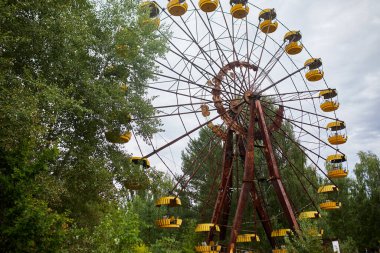Pripyat Ukrayna 'nın hayalet kasabasındaki eğlence parkında terk edilmiş eski dönme dolap. Çernobil nükleer santral yabancılaşma bölgesi