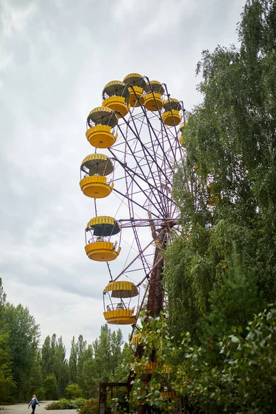 Pripyat Ukrayna 'nın hayalet kasabasındaki eğlence parkında terk edilmiş eski dönme dolap. Çernobil nükleer santral yabancılaşma bölgesi