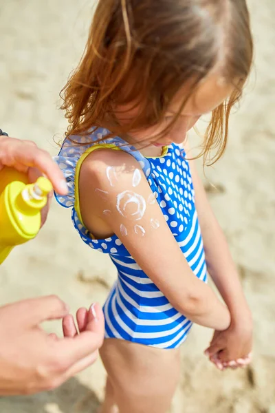 Dad Applying Sunscreem Daughter Beach Father Painting Suncream Shoulder Form — Stock Photo, Image