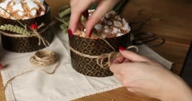 Paskalyan kutlu olsun, Paskalya bayramı için pasta hazırlayan kadın. Şenlikli bir pasta süsleme süreci Paskalya tatiline hazırlanma konsepti..