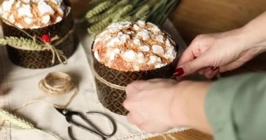 Paskalyan kutlu olsun, Paskalya bayramı için pasta hazırlayan kadın. Şenlikli bir pasta süsleme süreci Paskalya tatiline hazırlanma konsepti..