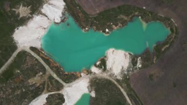 Hava aracı manzarası Emerald Gölü 'ndeki su basmış maden ocağında inanılmaz endüstriyel manzara. Endüstriyel kraterde Oval göl, asit madeni drenajı, gölü olan maden ocağı.