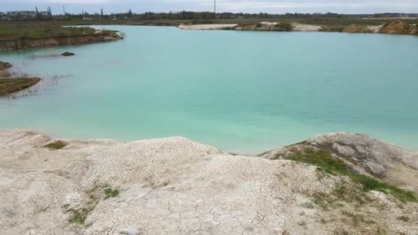 Pemandangan Industri Menakjubkan Danau Emerald Tambang Yang Banjir Tambang Terbuka — Stok Video
