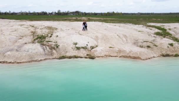 Göl Kıyısındaki Seyahat Ailesinin Üzerinde Alçaktan Uçan Drone Anne Baba — Stok video