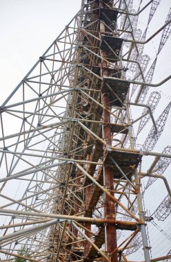 Çernobil Yasaklama Bölgesi, Ukrayna 'daki terk edilmiş askeri üste Duga radar sisteminin eski kalıntıları.