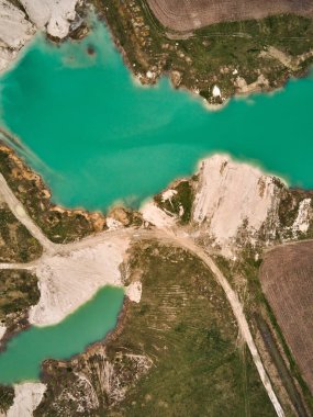 Hava aracı manzarası Emerald Gölü 'ndeki su basmış maden ocağında inanılmaz endüstriyel manzara. Endüstriyel kraterde Oval göl, asit madeni drenajı, gölü olan maden ocağı.