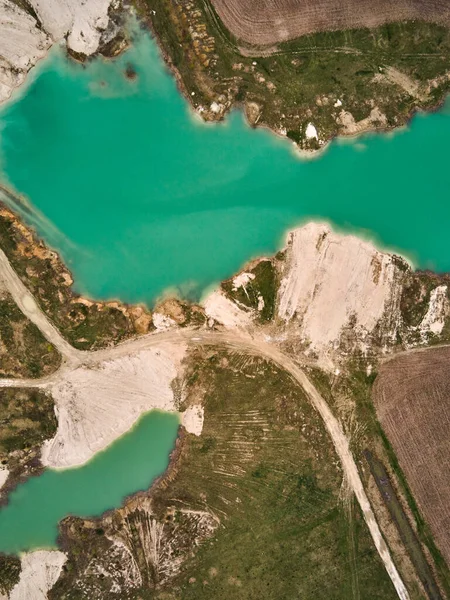 Hava aracı manzarası Emerald Gölü 'ndeki su basmış maden ocağında inanılmaz endüstriyel manzara. Endüstriyel kraterde Oval göl, asit madeni drenajı, gölü olan maden ocağı.