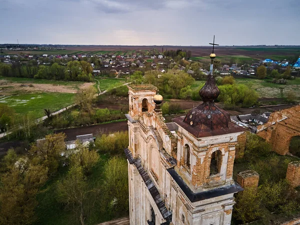 Kilisenin havadan görünüşü, Avrupa 'nın tarihi mimari mirası St. Anthony Ukrayna kilisesini harap ediyor..