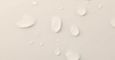 Gri gümüş arka planda soyut su damlaları, makro, baloncuklar kapanıyor, kozmetik sıvı damlaları, düz yataklar.