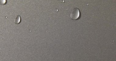 Gri gümüş arka planda soyut su damlaları, makro, baloncuklar kapanıyor, kozmetik sıvı damlaları, düz yataklar.