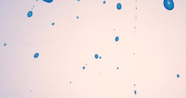 Beyaz zemin üzerine soyut mavi su damlaları, makro, baloncuklar, yakın çekim, kozmetik sıvı damlaları, düz döşeme deseni.