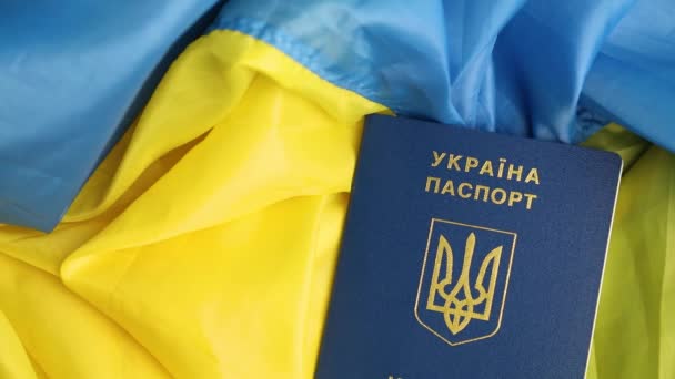 男の手は ウクライナの旗を置きます パスポート ロシアウクライナ戦争 戦争を停止 独立国 ウクライナの勝利 — ストック動画