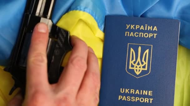 Man Hand Take Handgun Σημαία Της Ουκρανίας Διαβατήριο Φόντο Ρωσία — Αρχείο Βίντεο