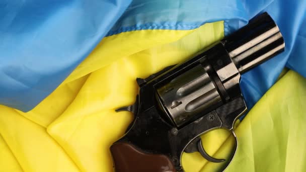 Uomo Mano Mette Bandiera Dell Ucraina Pistola Passaporto Russia Ucraina — Video Stock