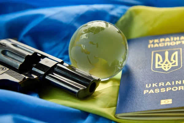 Flagge Der Ukraine Handfeuerwaffe Pass Glaskugel Kopierraum Russland Ukraine Krieg — Stockfoto