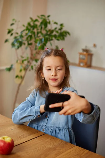 Szczęśliwy Uśmiechnięta Dziewczynka Gospodarstwa Smartfon Rozmowy Wideo Przyjacielem Odległość Online — Zdjęcie stockowe