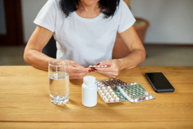 Kıdemli kadın günlük vitaminler, güzellik takviyeleri, yaşlı nesil kadın analojik ağrı kesici ilaçlar, yaşlı vatandaşın sağlığıyla ilgilenmek, günlük ilaç konsepti
